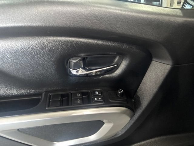 2022 Nissan TITAN Crew Cab SV 4x4