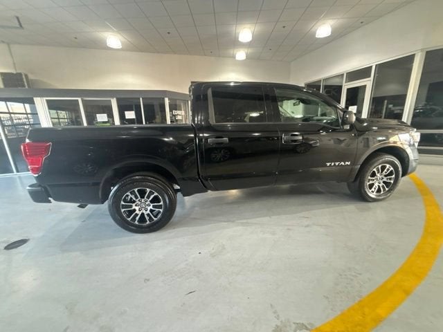 2022 Nissan TITAN Crew Cab SV 4x4