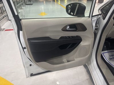 2021 Chrysler Voyager LXI