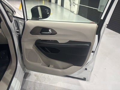 2021 Chrysler Voyager LXI