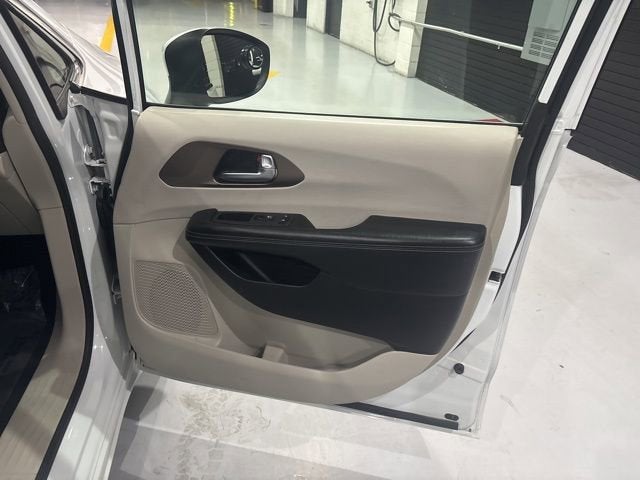 2021 Chrysler Voyager LXI