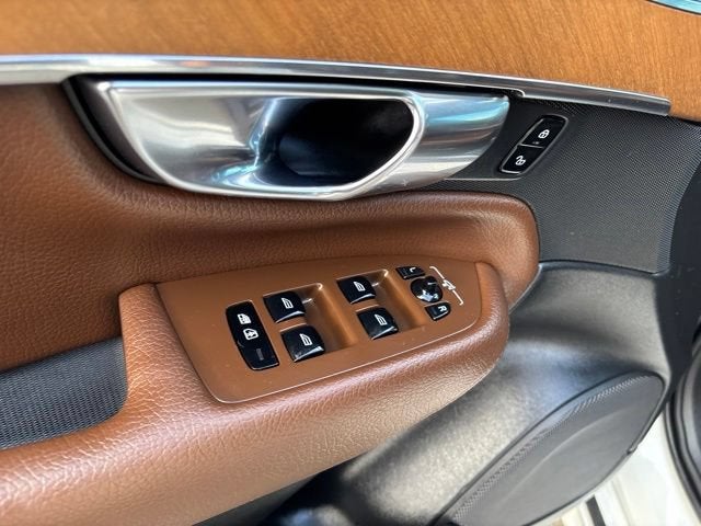 2021 Volvo XC90 T6 Momentum 7 Passenger