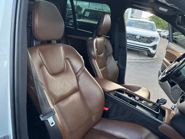 2021 Volvo XC90 T6 Momentum 7 Passenger
